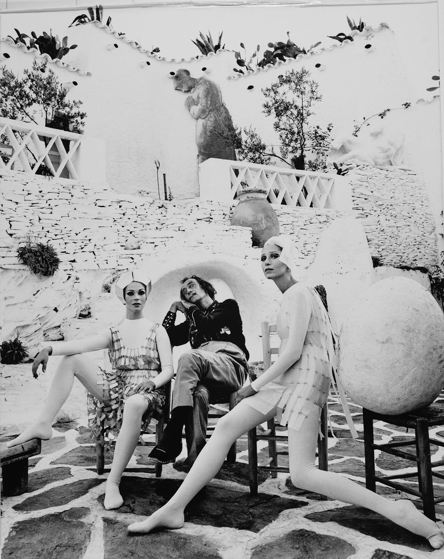 Сальвадор Дали с ангелами в костюмах Пако Рабана, 1966. Фотограф Ориоль Маспонс