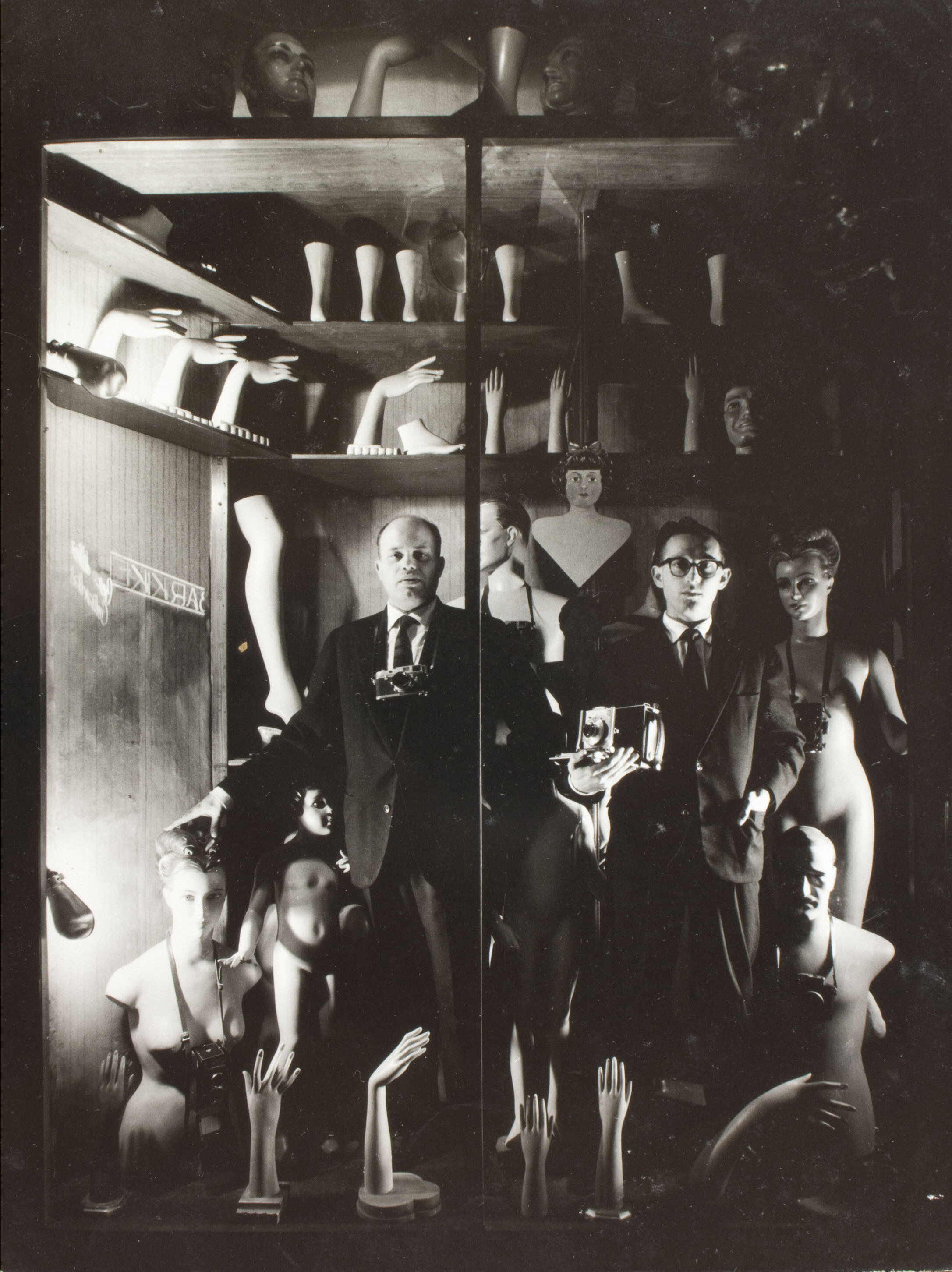 Автопортреты в витрине среди манекенов, Ориоль Маспонс и Хулио Убинья, 1959