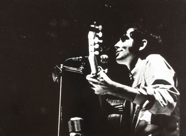 Испанский певец Хоан Мануэль Серрат, ок. 1969. Фотограф Ориоль Маспонс