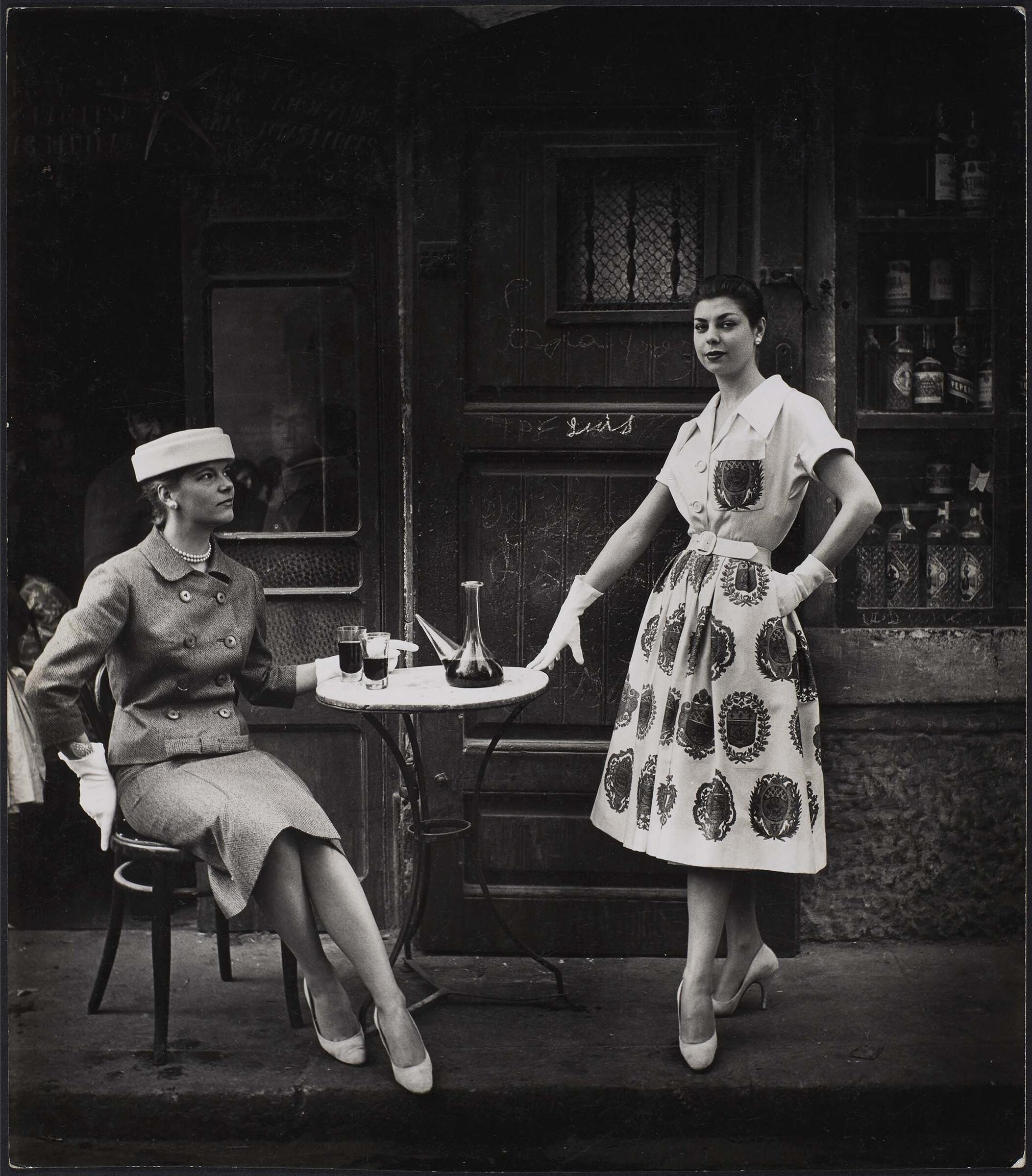 Две модели в баре, Барселона, 1957. Фотограф Ориоль Маспонс