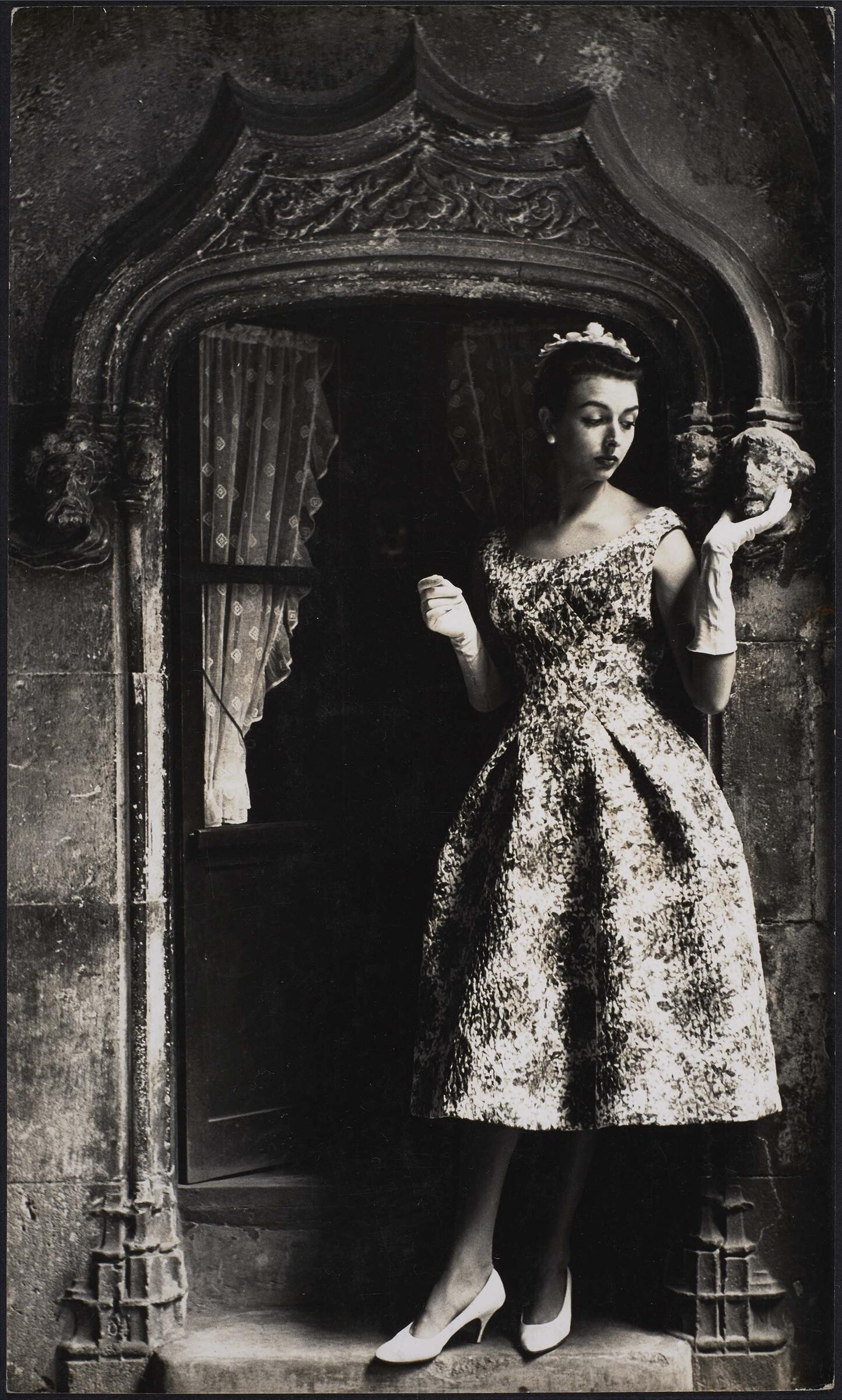Модель в готической двери, 1957. Фотограф Ориоль Маспонс