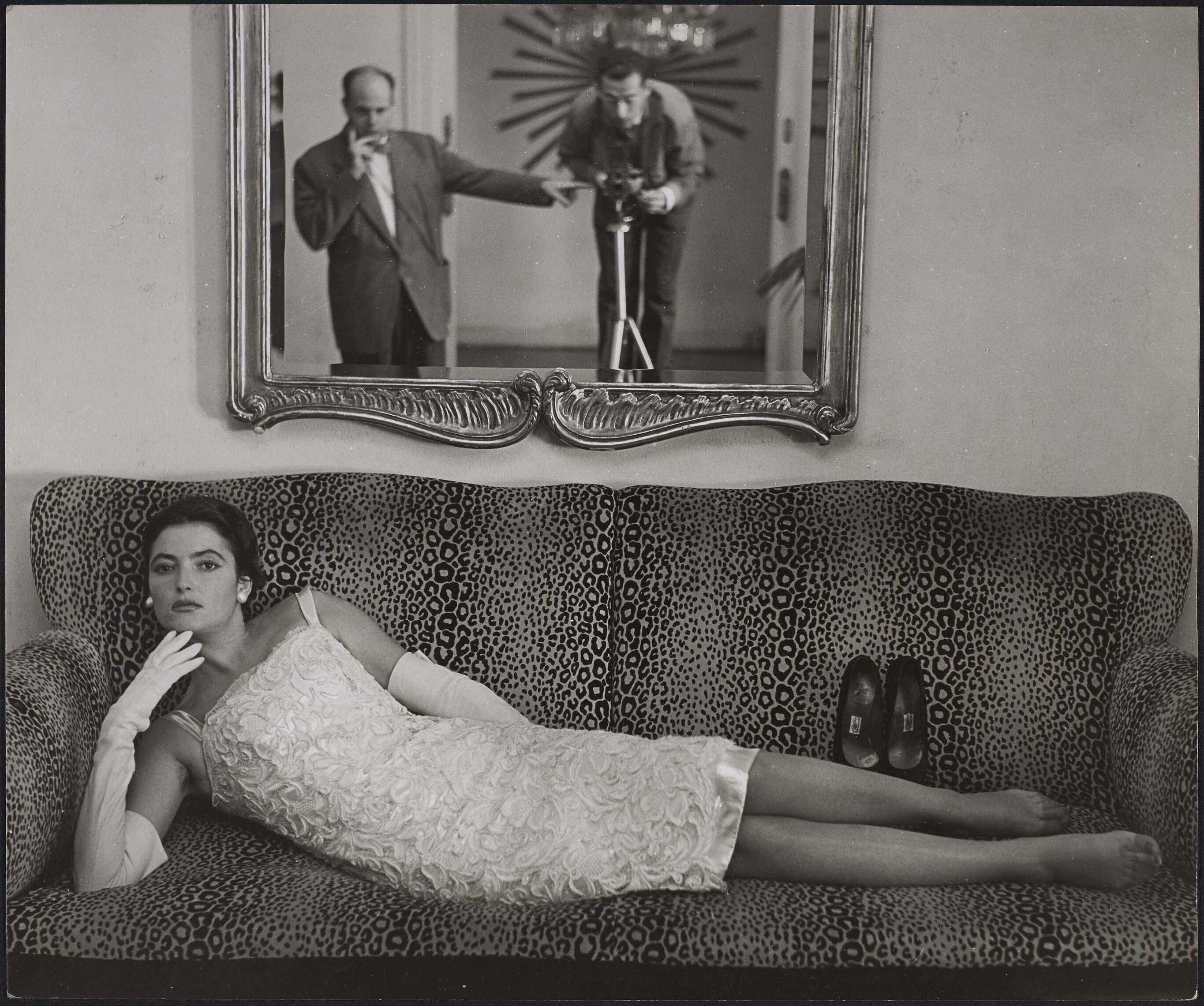 Модель на диване, 1957. Фотограф Ориоль Маспонс