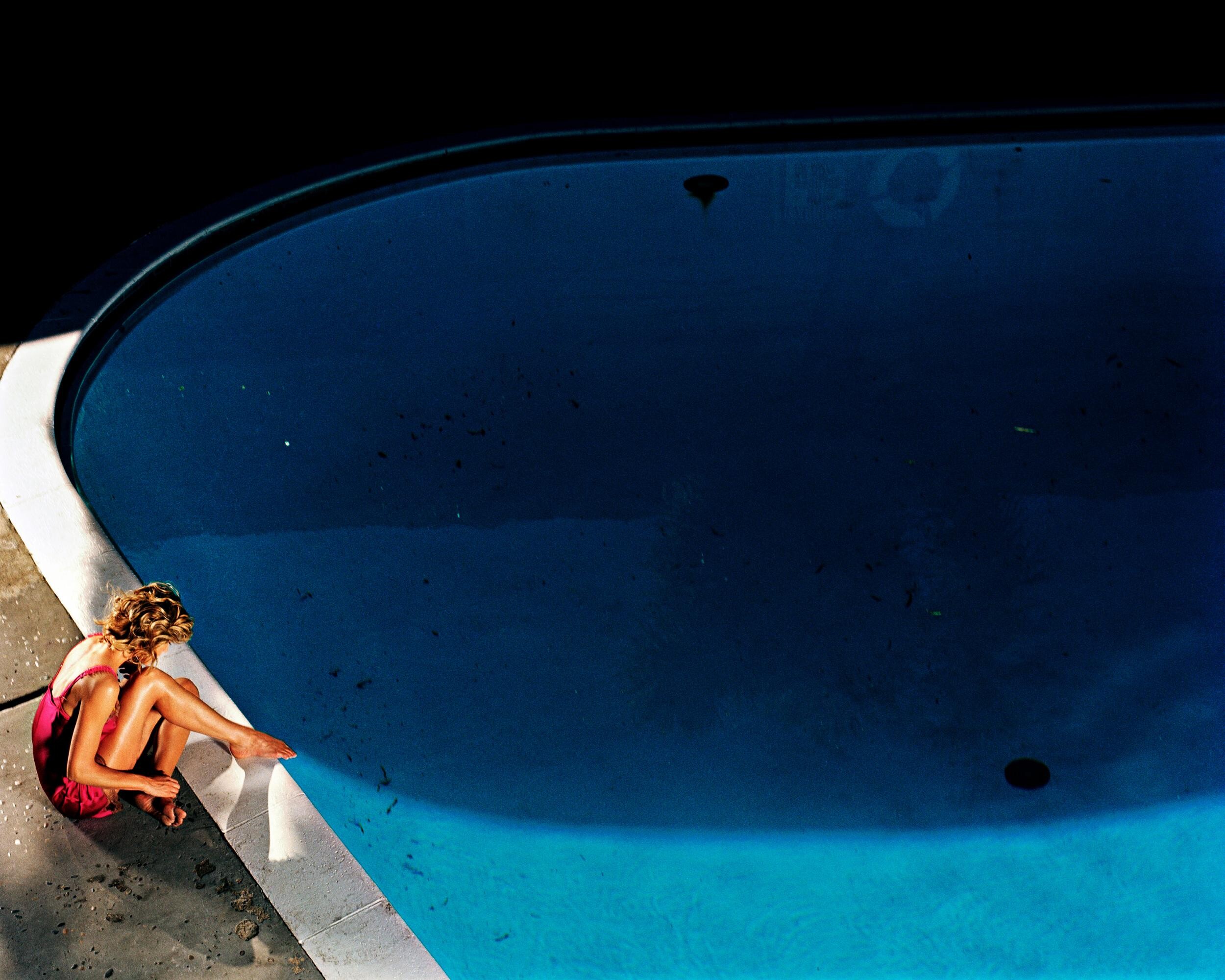 Триша у бассейна. Фотограф Дэвид Дребин