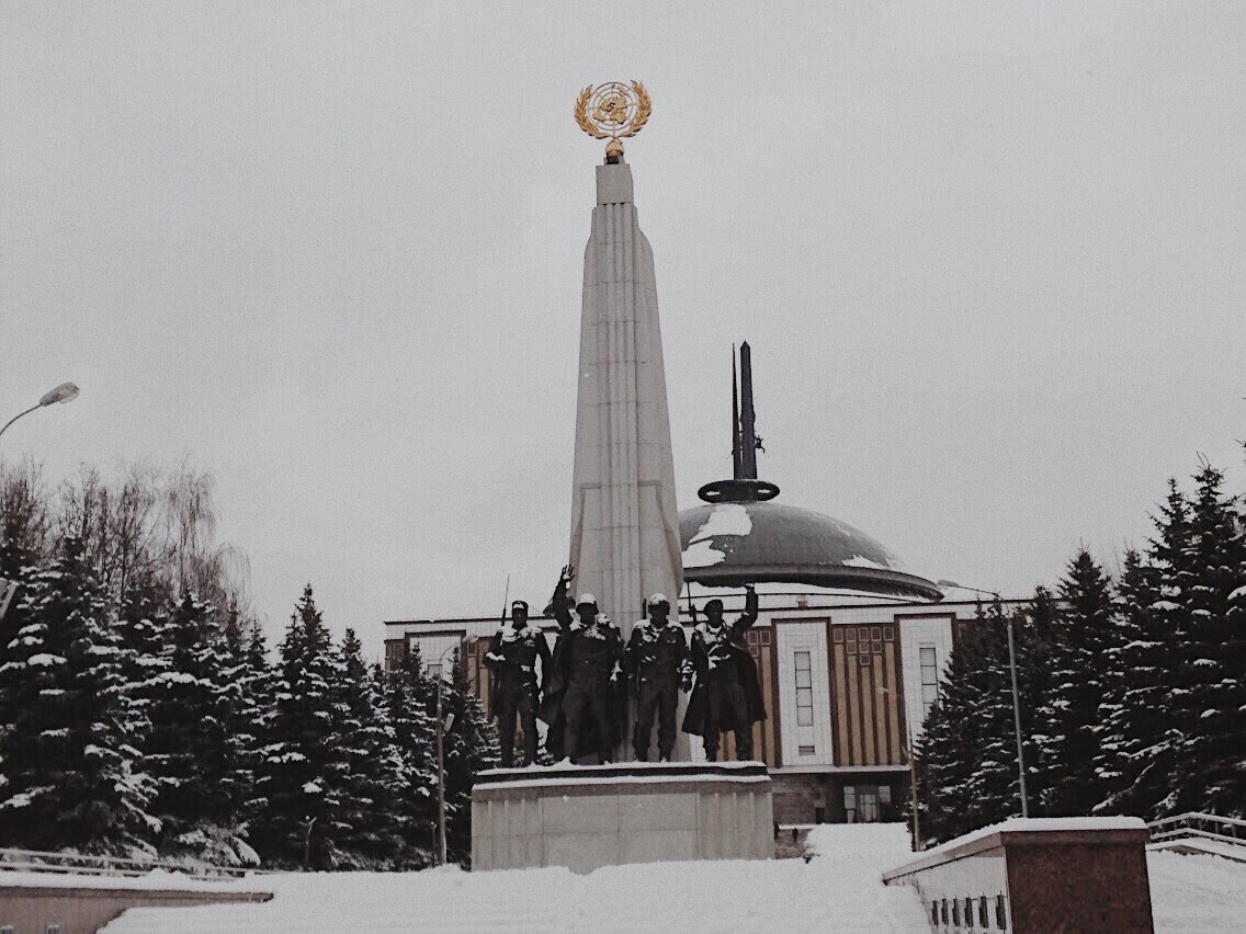 Скульптурные композиции Парка Победы в Москве. 