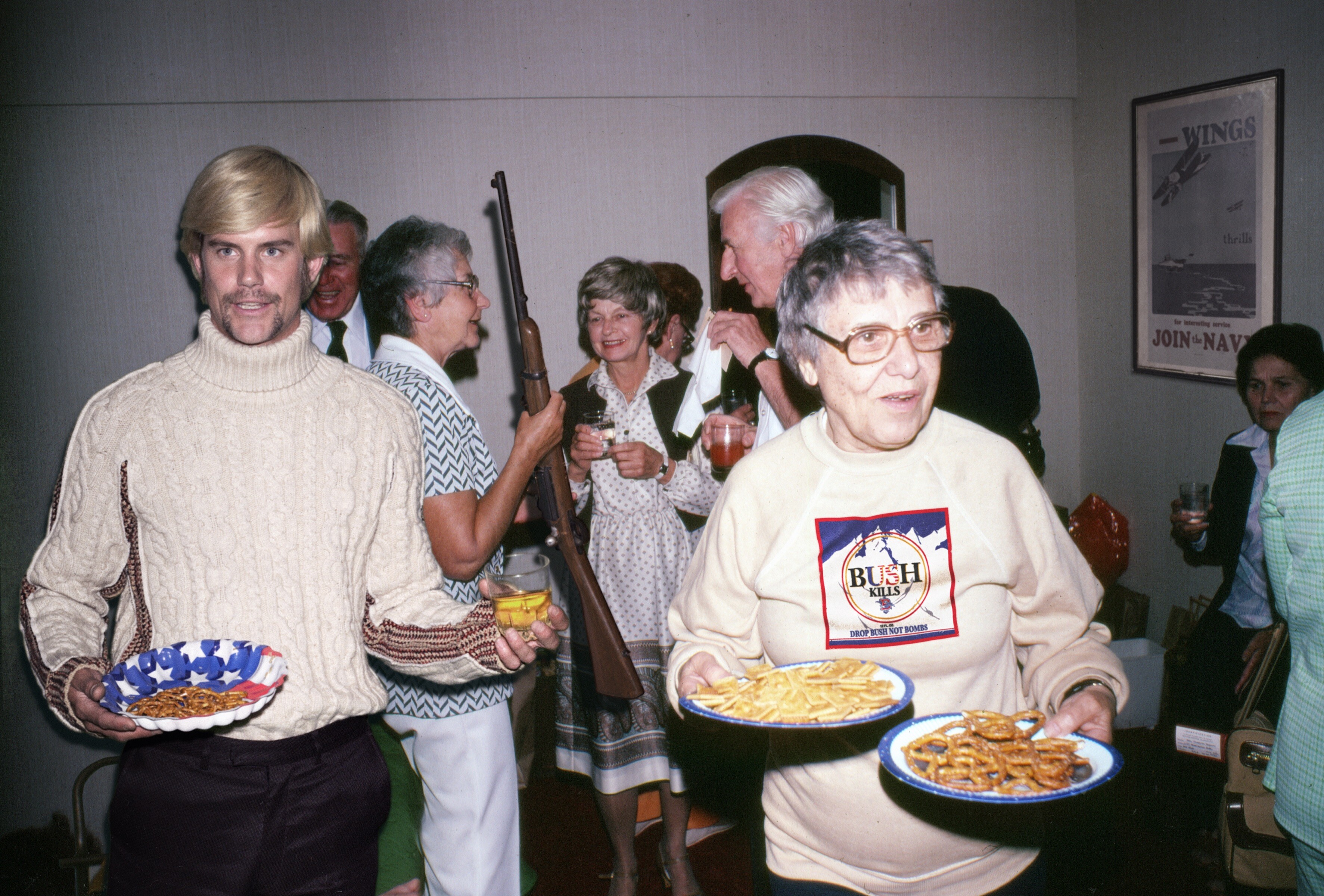 Закуски для вечеринки и винтовка, Лос-Анджелес, 2006. Из серии Воспоминания в Америке. Фотограф Дэвид Лашапель