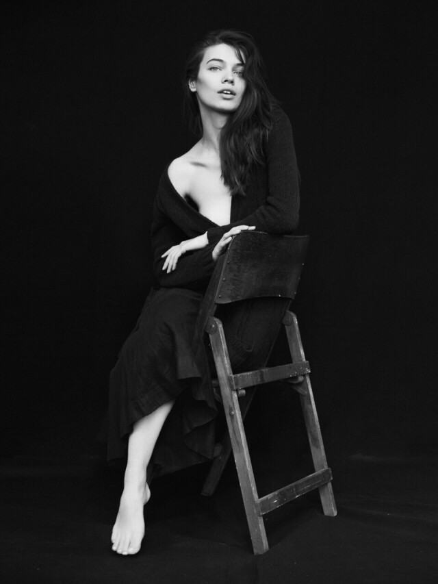 Юлия на деревянном стуле. Фотограф Адриан Нина