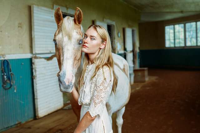Эллисон Ланкастер и ее голубая лошадь. Фотограф Адриан Нина