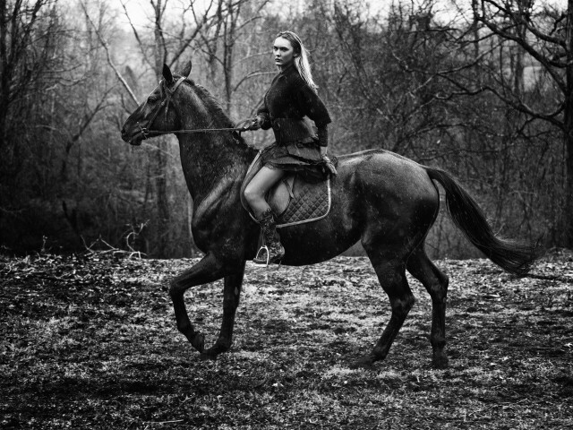 Эллисон Ланкастер скачет на лошади под дождем. Фотограф Адриан Нина