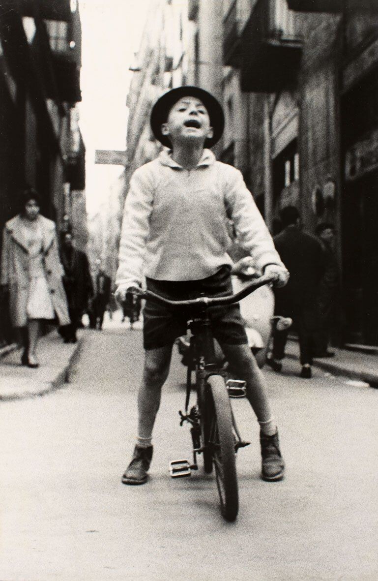 Мальчик на велосипеде. Эль Раваль, Барселона, ок. 1961. Фотограф Жоан Колом