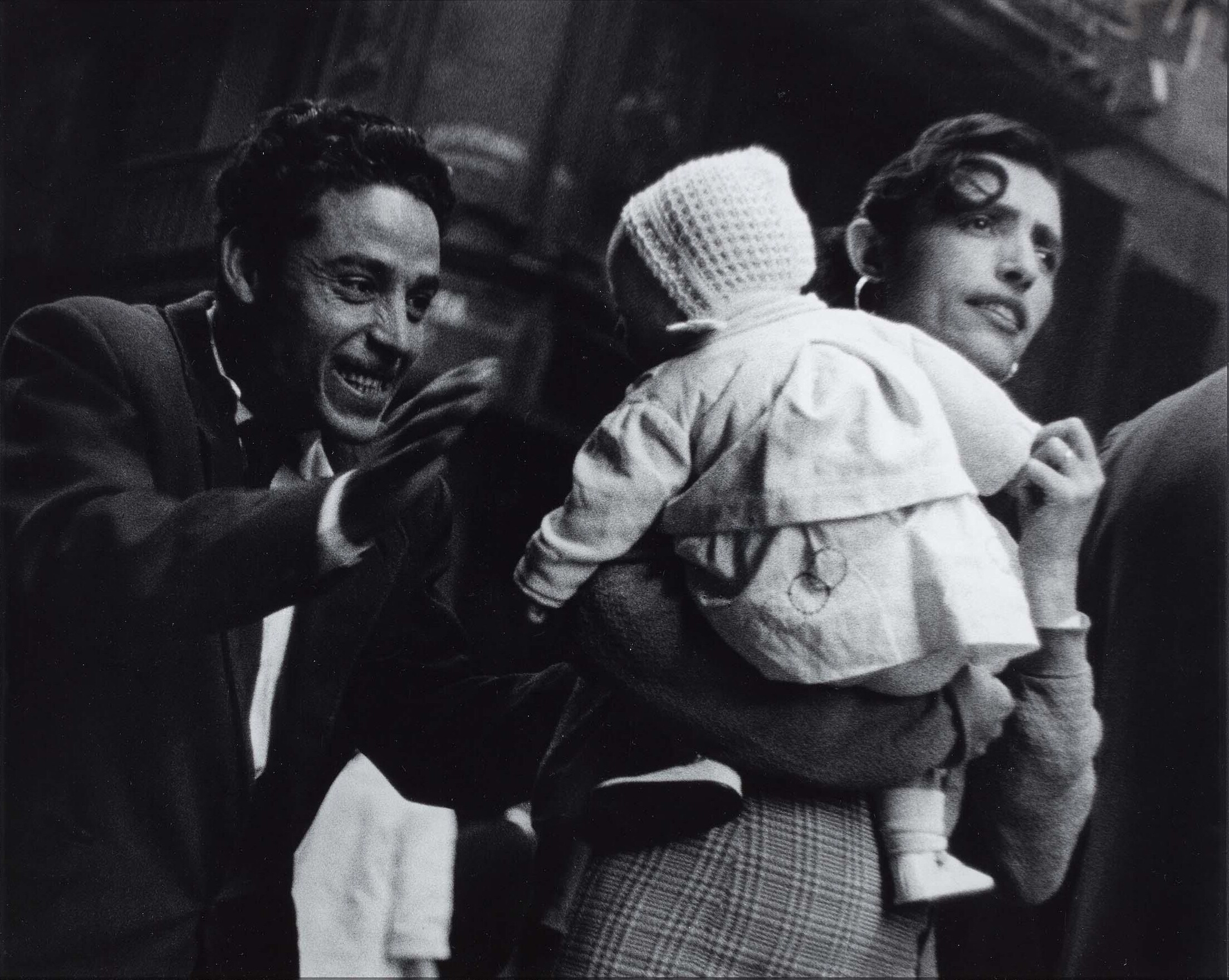 Отец, мать и маленькая девочка. Эль Раваль, Барселона, 1960-е. Фотограф Жоан Колом