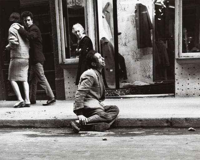 Мужчина плачет. Эль Раваль, Барселона, конец 1950-х. Фотограф Жоан Колом