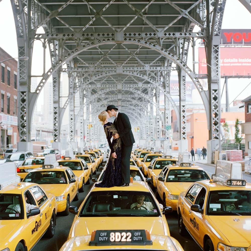 Эдит и Эндрю, целующиеся на крыше такси в Нью-Йорке, 2008. Автор Родни Смит