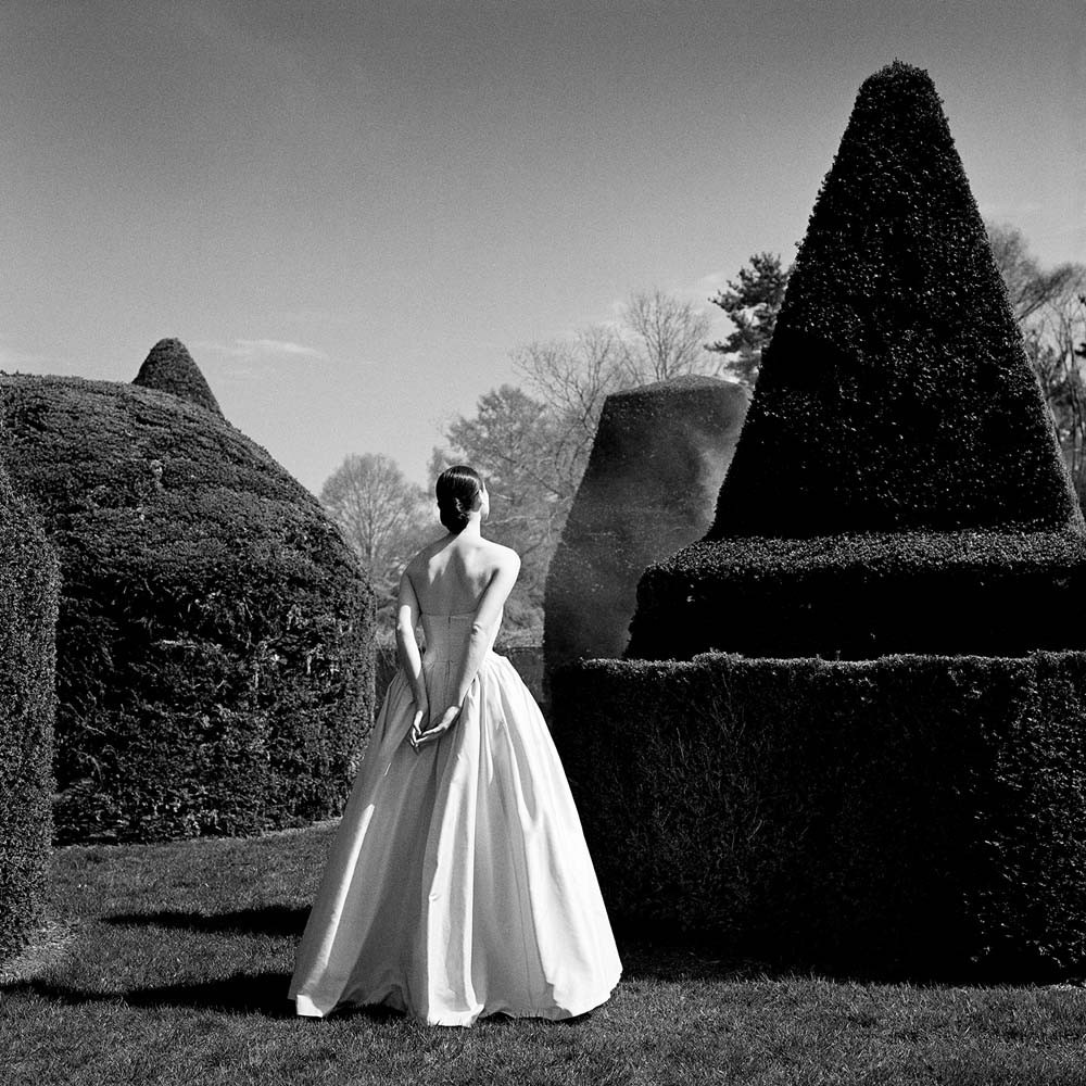 Бернадетт в белом платье. Ботанический сад Лонгвуд Гарденс, Пенсильвания, 1997. Автор Родни Смит