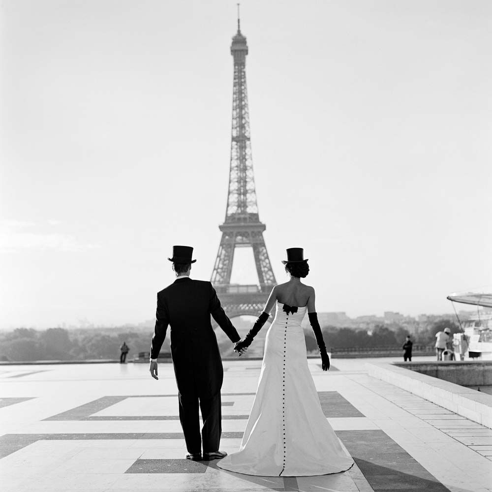 Вессель и Мира, держащиеся за руки перед Эйфелевой башней, Париж, Франция, 2007. Автор Родни Смит