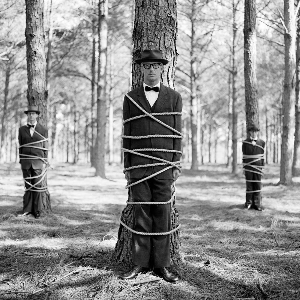 Трое мужчин, привязанных к деревьям, Джорджия, 2001. Автор Родни Смит