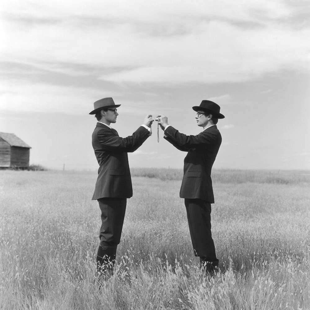 Грег и Колин фотографируют друг друга в поле, Альберта, Канада, 2004. Автор Родни Смит