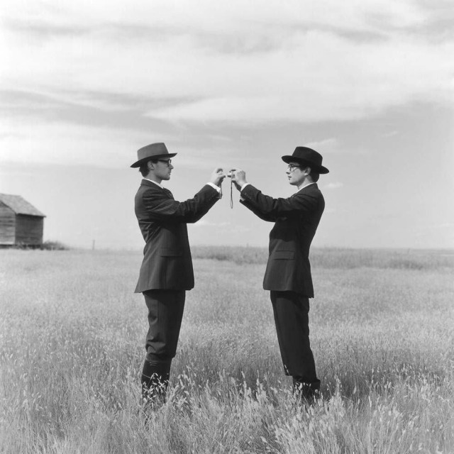 Грег и Колин фотографируют друг друга в поле, Альберта, Канада, 2004. Автор Родни Смит