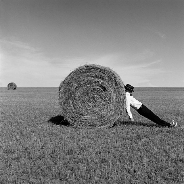Мужчина с тюком сена, Альберта, Канада, 2004. Автор Родни Смит