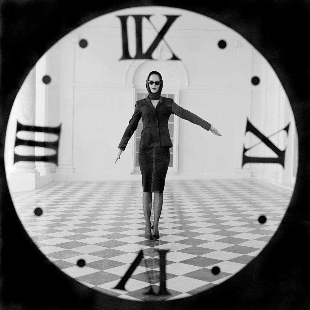 Виктория и часы, Райнбек, Нью-Йорк, 2011. Автор Родни Смит