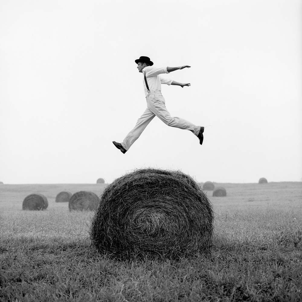 Дон, прыгающий через рулон сена, Монктон, Мэриленд, 1999. Автор Родни Смит