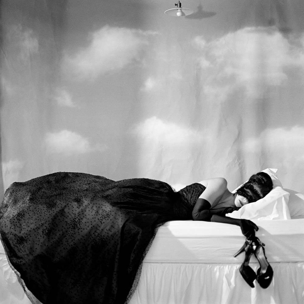 Зои, спящая с маской, Нью-Йорк, 2007. Автор Родни Смит