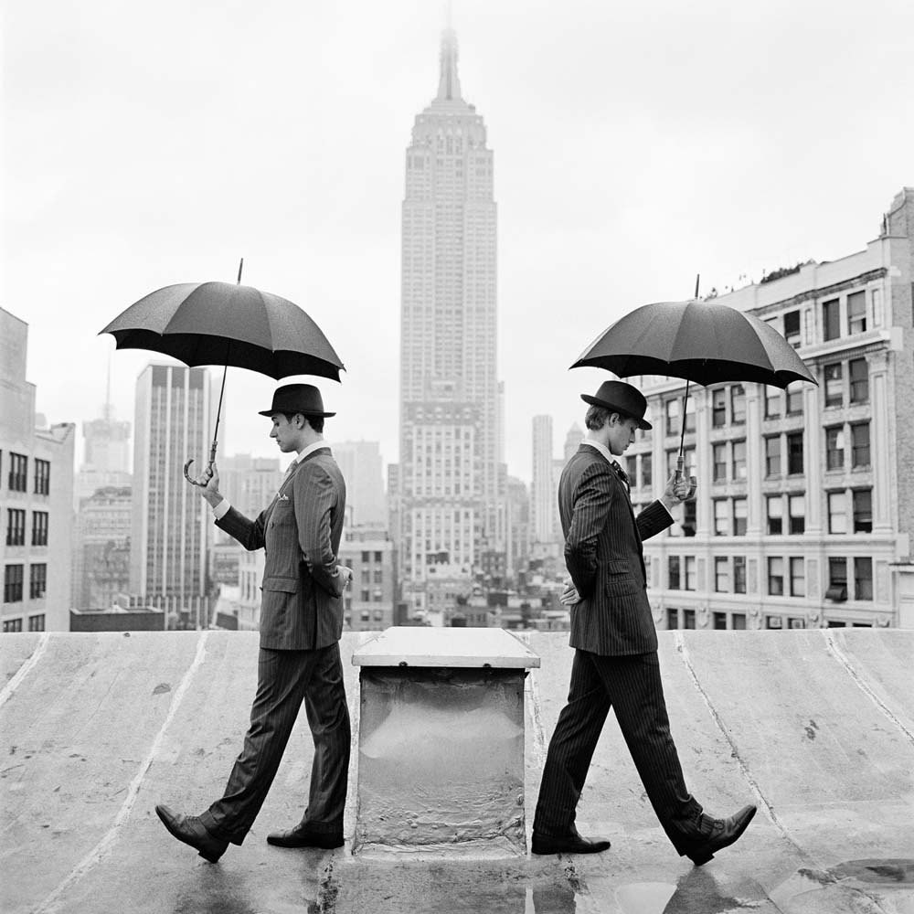 Рид и Натан с зонтиками на крыше, Нью-Йорк, 2011. Автор Родни Смит
