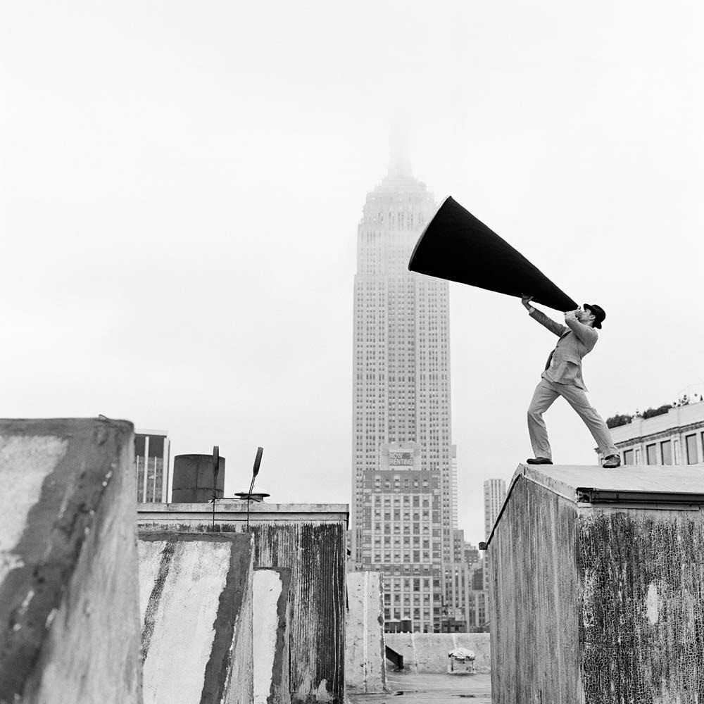 Рид с мегафоном на крыше в Нью-Йорке, 2011. Автор Родни Смит