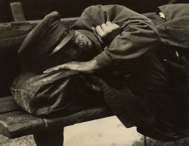 Мужчина, спящий на скамейке, Франция, примерно 1933 год. Фотограф Лизетта Модел