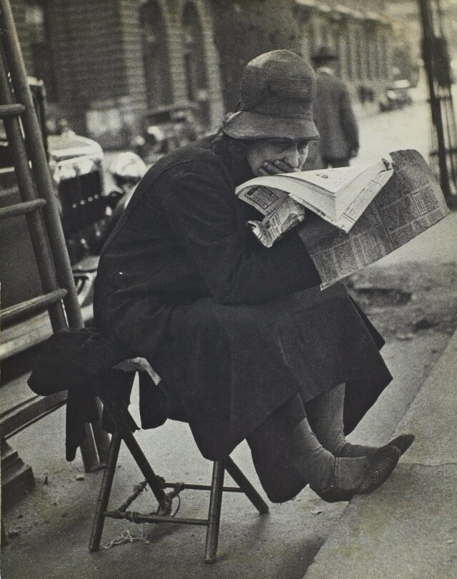 Женщина читает, 1943 год. Фотограф Лизетта Модел
