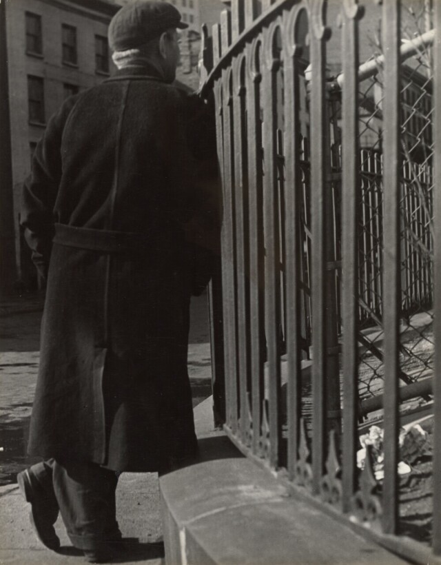 Нижний Ист-Сайд, Нью-Йорк, примерно 1940 год. Фотограф Лизетта Модел