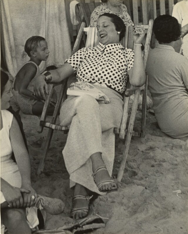 Женщина в шезлонге, Французская Ривьера, 1943 год. Фотограф Лизетта Модел