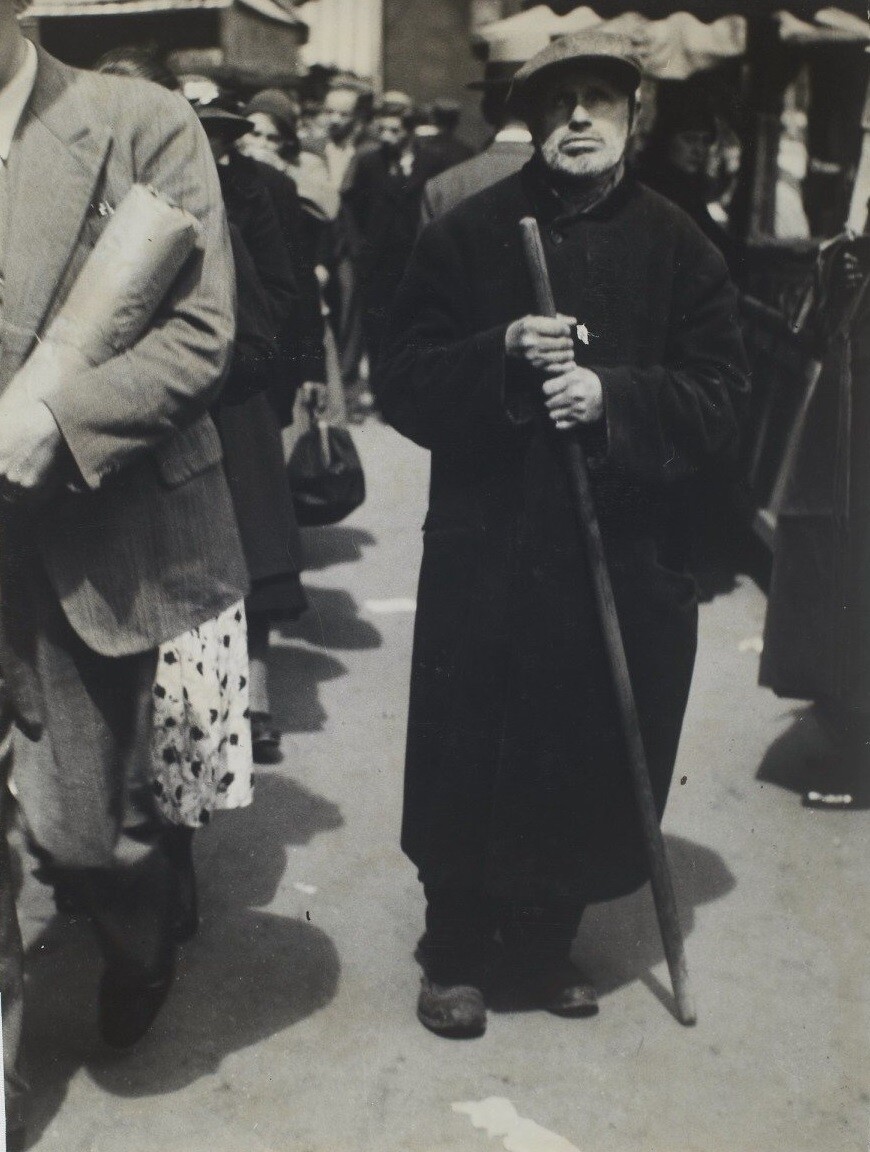 Идущий слепой, Париж, примерно 1940 год. Фотограф Лизетта Модел