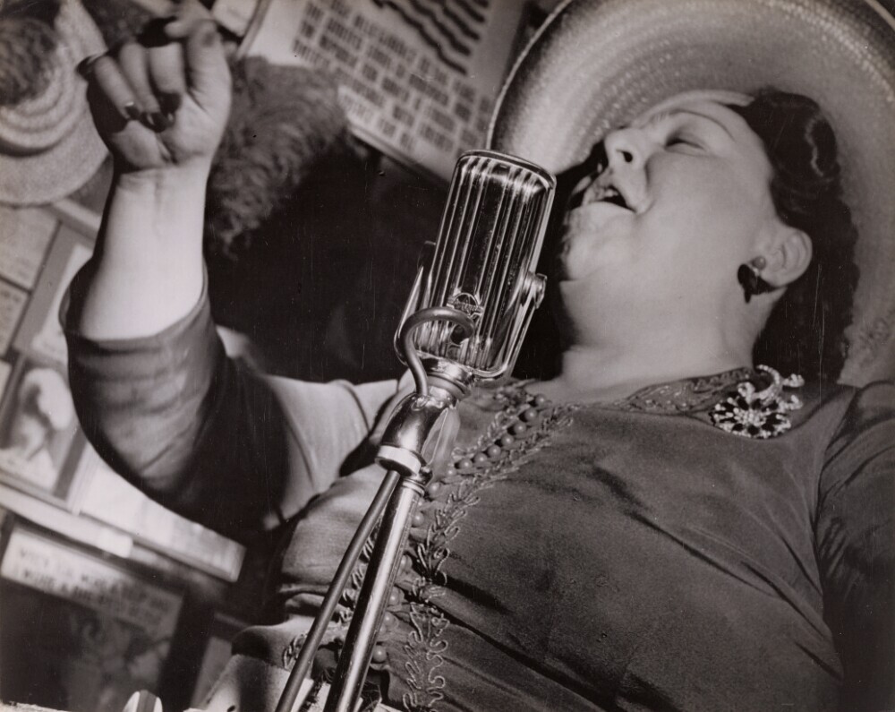 Певица, бар Сэмми, Нью-Йорк, примерно 1944 год. Фотограф Лизетта Модел