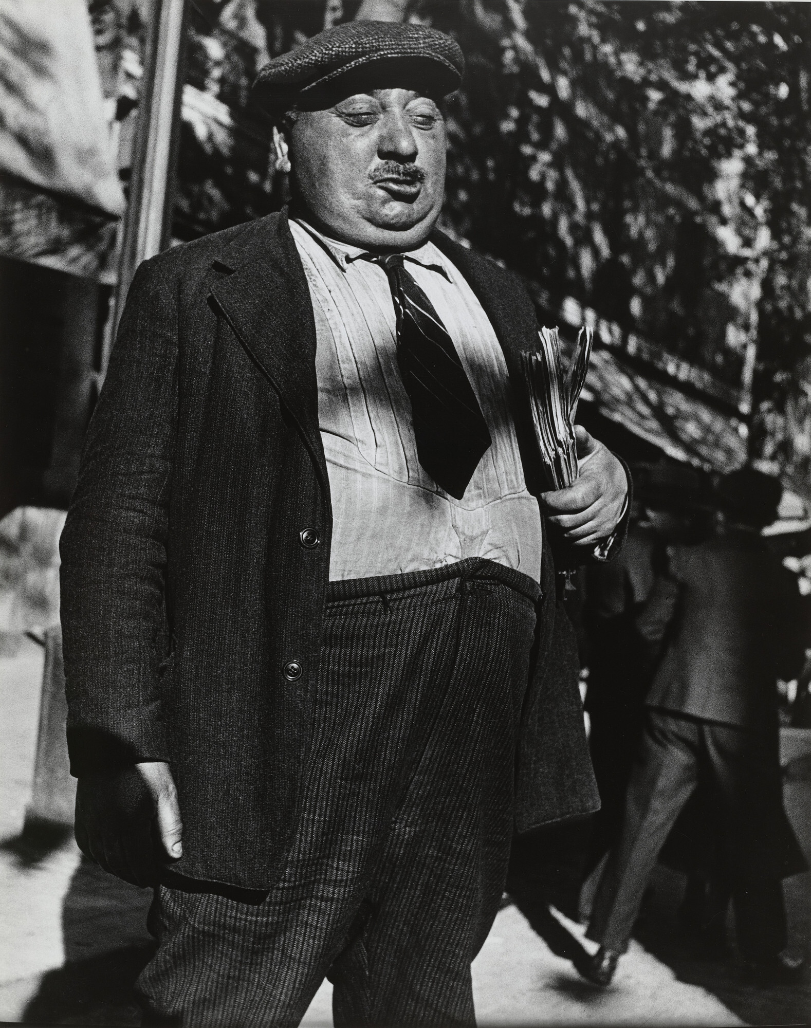 Человек с брошюрами, 1938 год. Фотограф Лизетта Модел