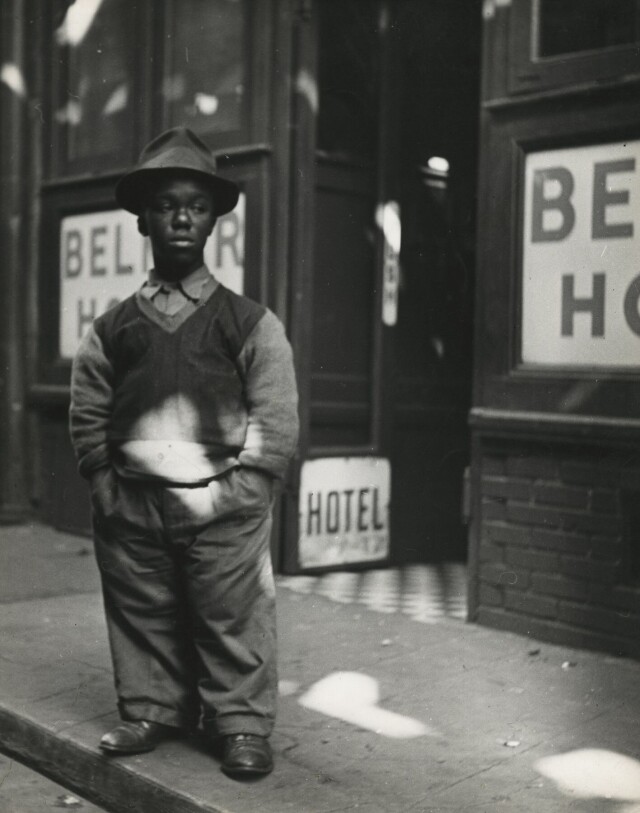 Бауэри, 1942 год. Фотограф Лизетта Модел