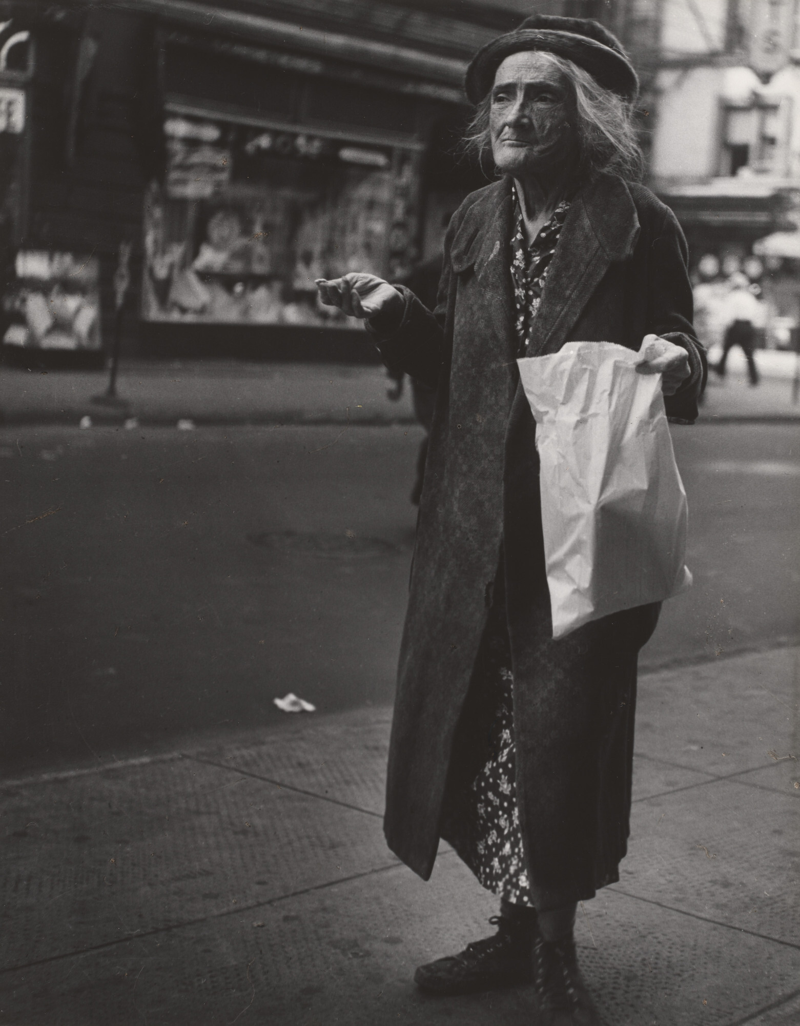 Старая женщина, Орчард-стрит, 1942 год. Фотограф Лизетта Модел