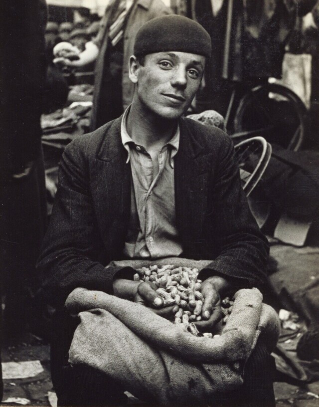 Симпатичный продавец арахиса, примерно 1933 год. Фотограф Лизетта Модел