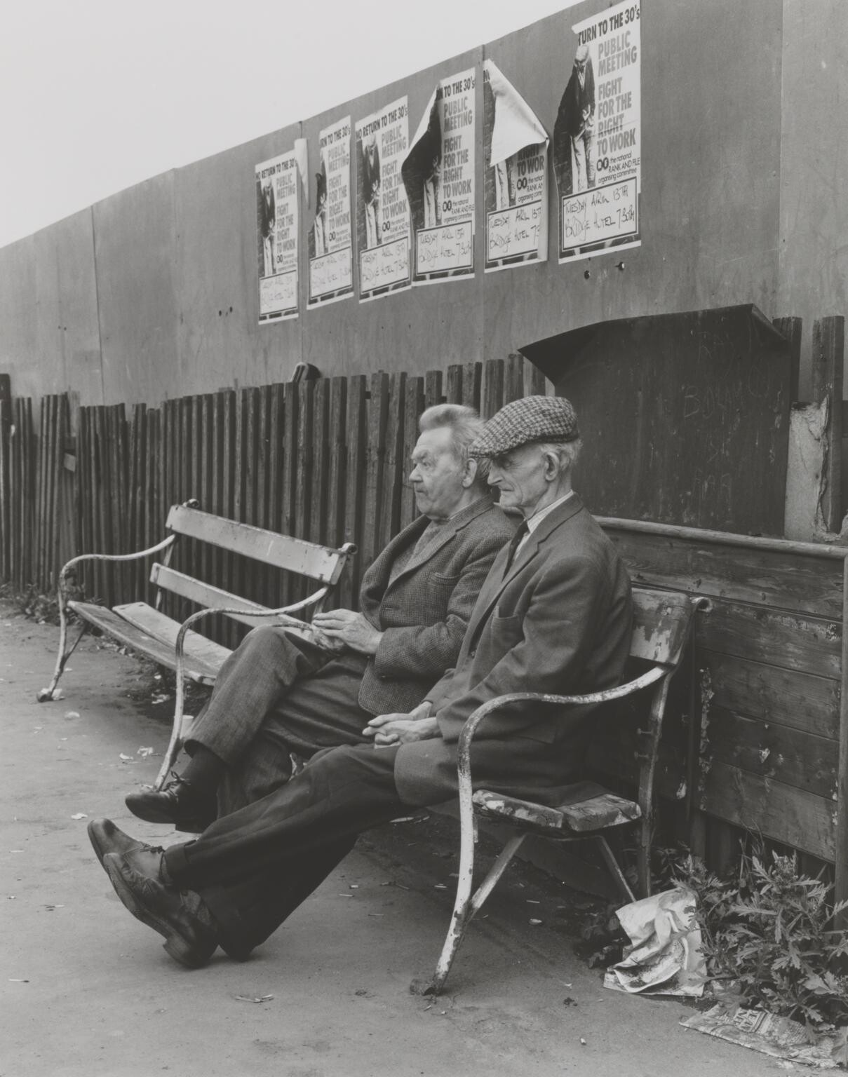 Двое мужчин на скамейке, Уоллсенд, Тайнсайд, июль 1975 года. Фотограф Крис Киллип