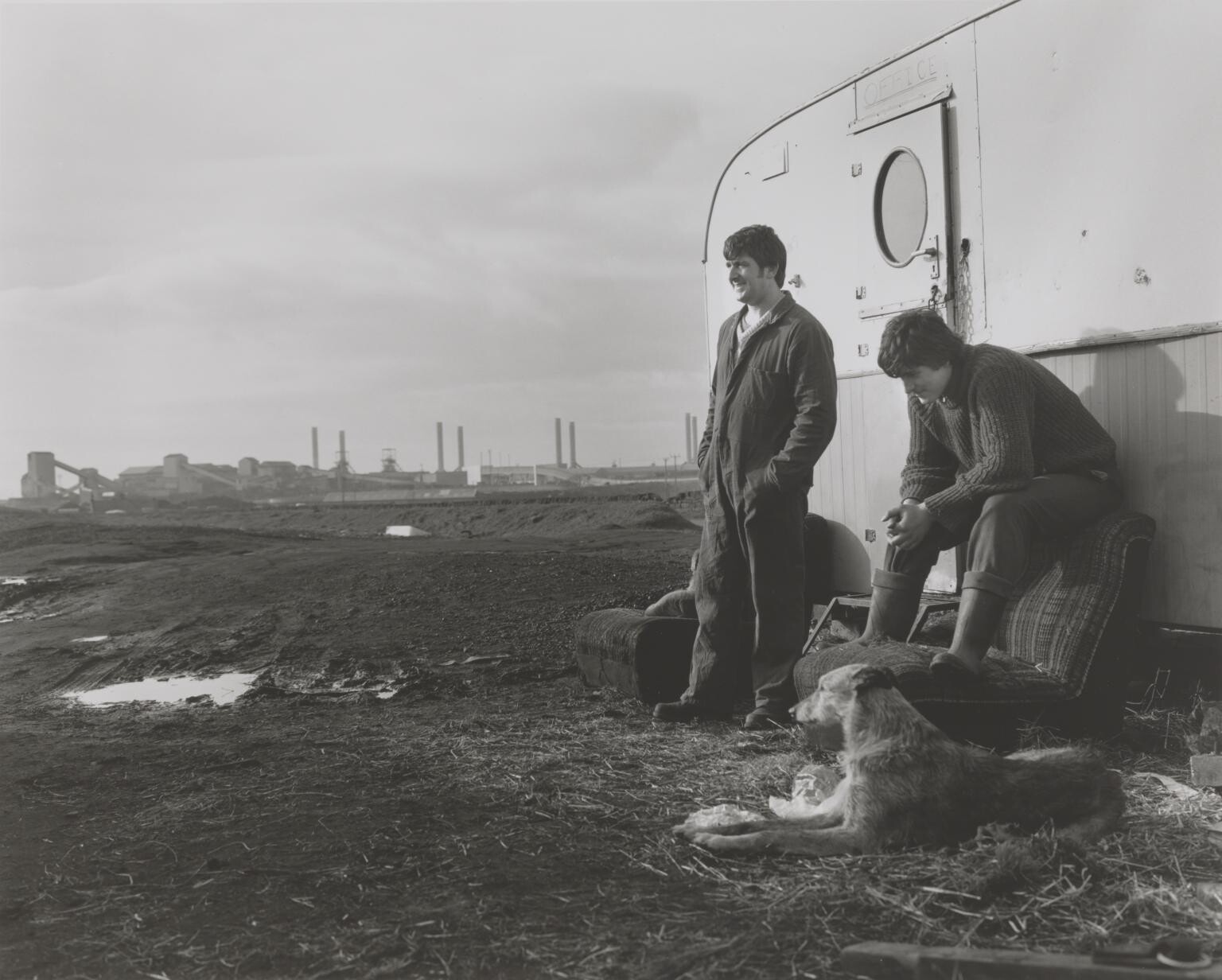 Критч и Шон осматривают ландшафт, лагерь на берегу моря, Лайнмут, Нортумберленд, 1982 год. Фотограф Крис Киллип