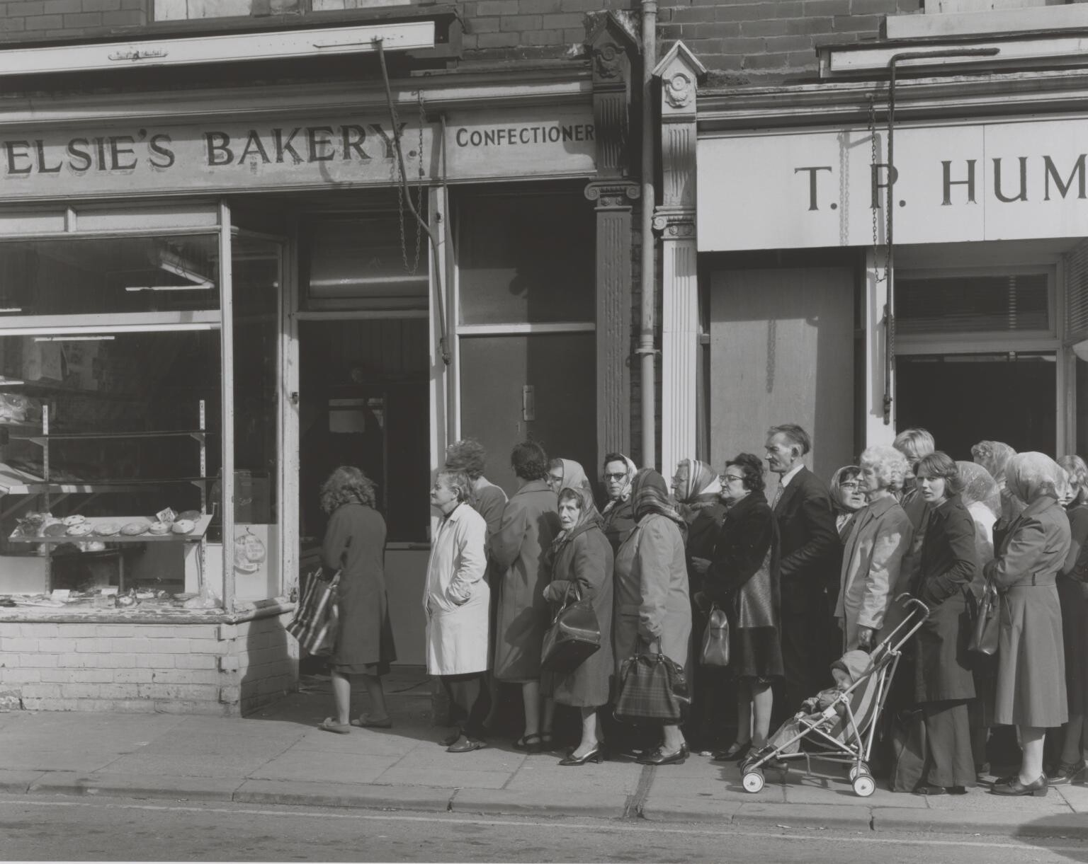 Люди, стоящие в очереди к пекарне во время нехватки муки (забастовка хлеба), 1977 год. Фотограф Крис Киллип