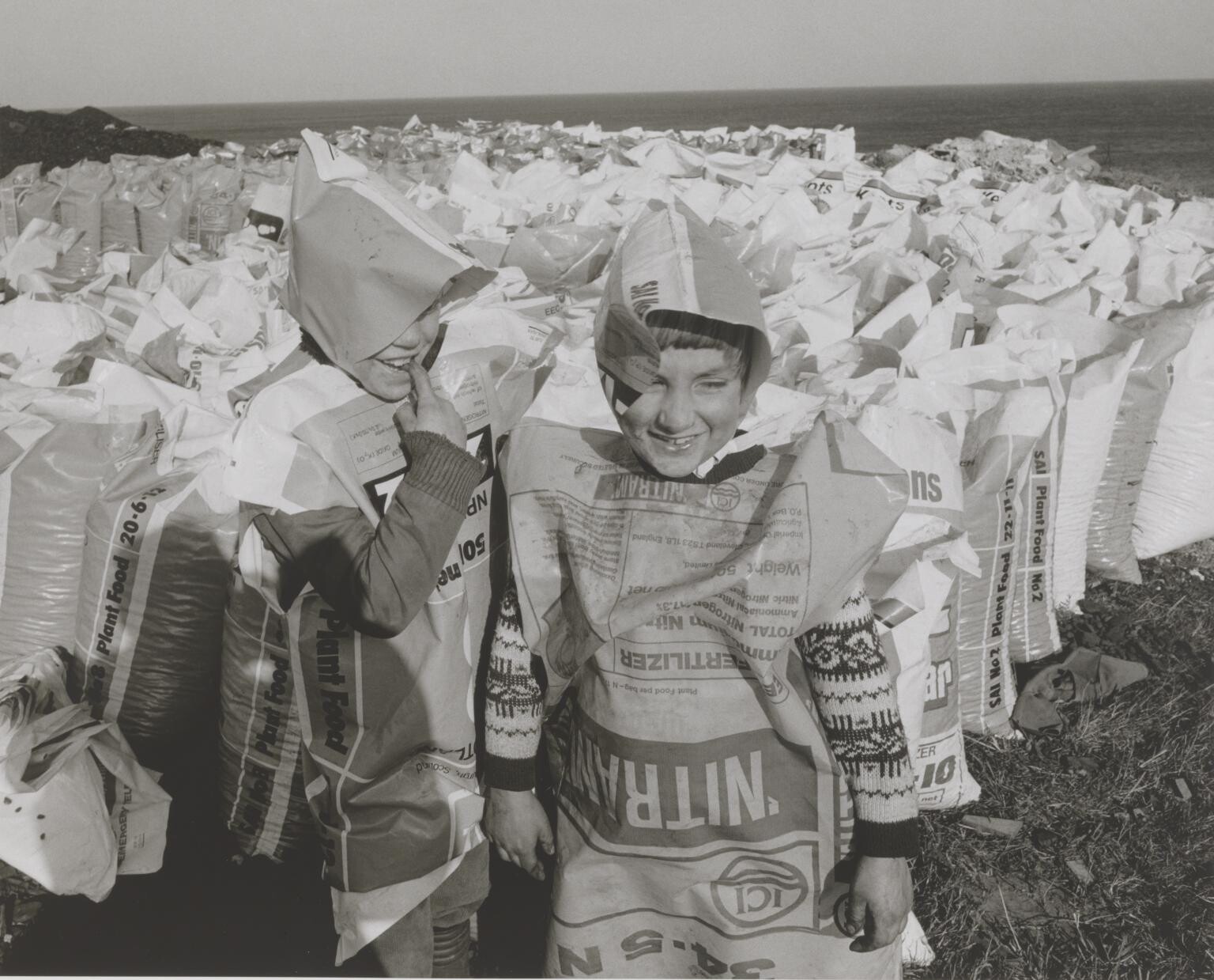 Рокер и Джон, одетые в мешки с удобрениями, 1983 год. Фотограф Крис Киллип