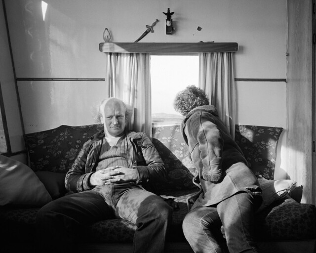 Коли и Сьюзен в моем фургоне, лагерь на берегу моря, Лайнмут, Нортумберленд, 1982 год. Фотограф Крис Киллип