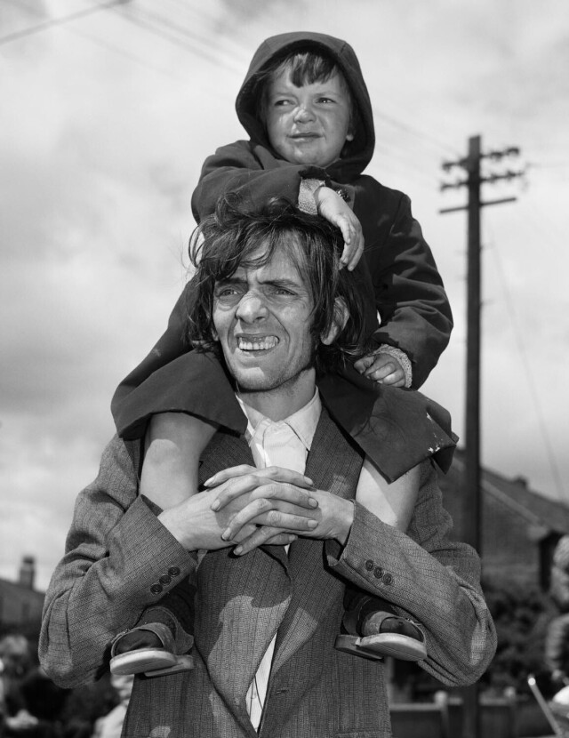 Отец и сын смотрят парад, Ньюкасл, Тайнсайд. Фотограф Крис Киллип