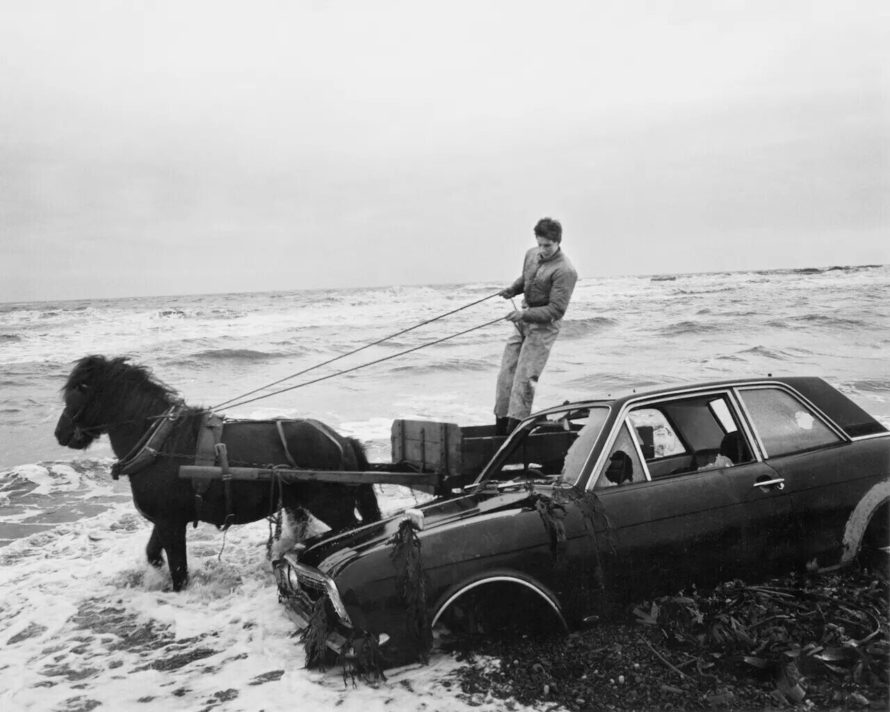 Автомобиль, брошенный на пляже, 1982 год. Фотограф Крис Киллип