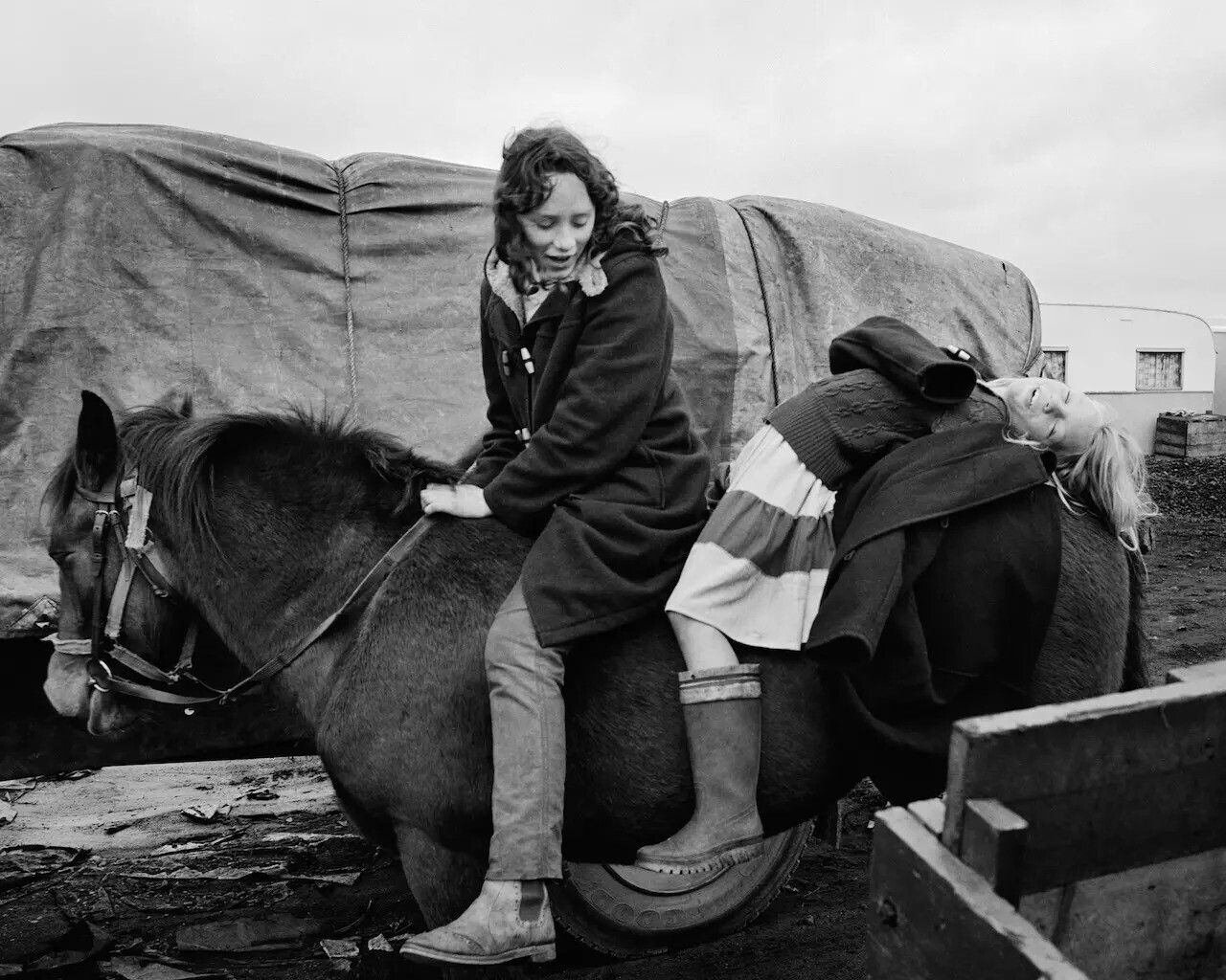 Элис и Хелен, морской лагерь Линмут, Нортумберленд, Великобритания,1982 год. Фотограф Крис Киллип