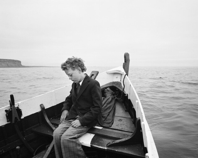 Саймон вышел в море впервые с тех пор, как утонул его отец, Скиннингроув. Фотограф Крис Киллип