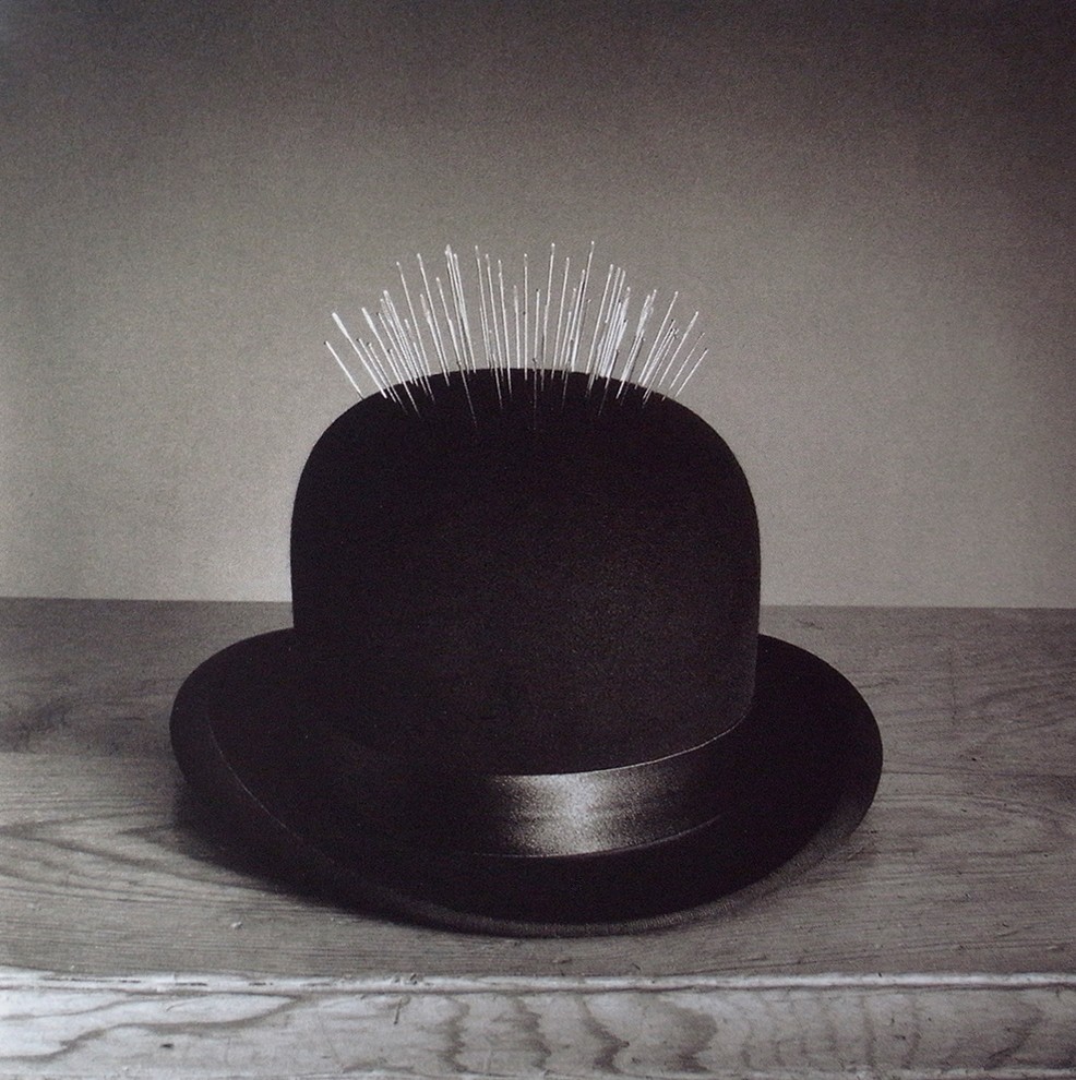 Шляпа с иголками, 1998. Автор Чема Мадоз