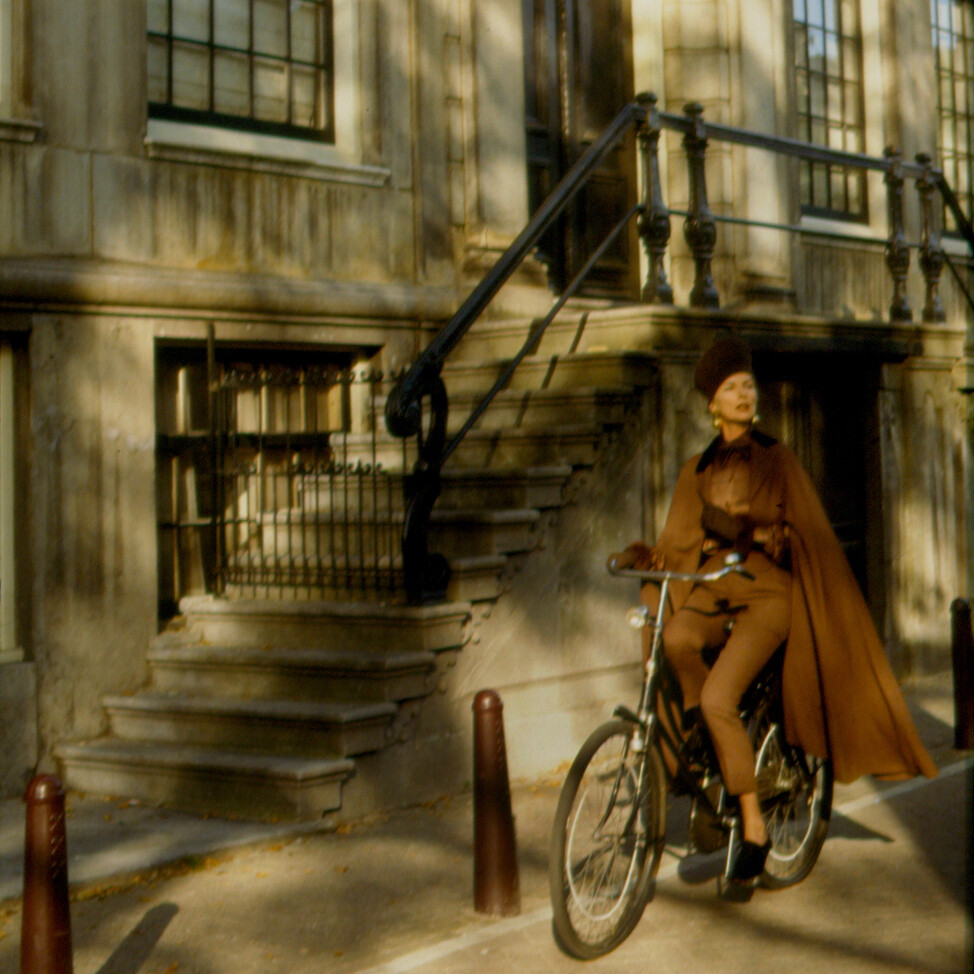 Красавицы на велосипедах, бабье лето на Херенграхте, Амстердам, для журнала Avenue, 1990 год. Фотограф Барт ван Леувен