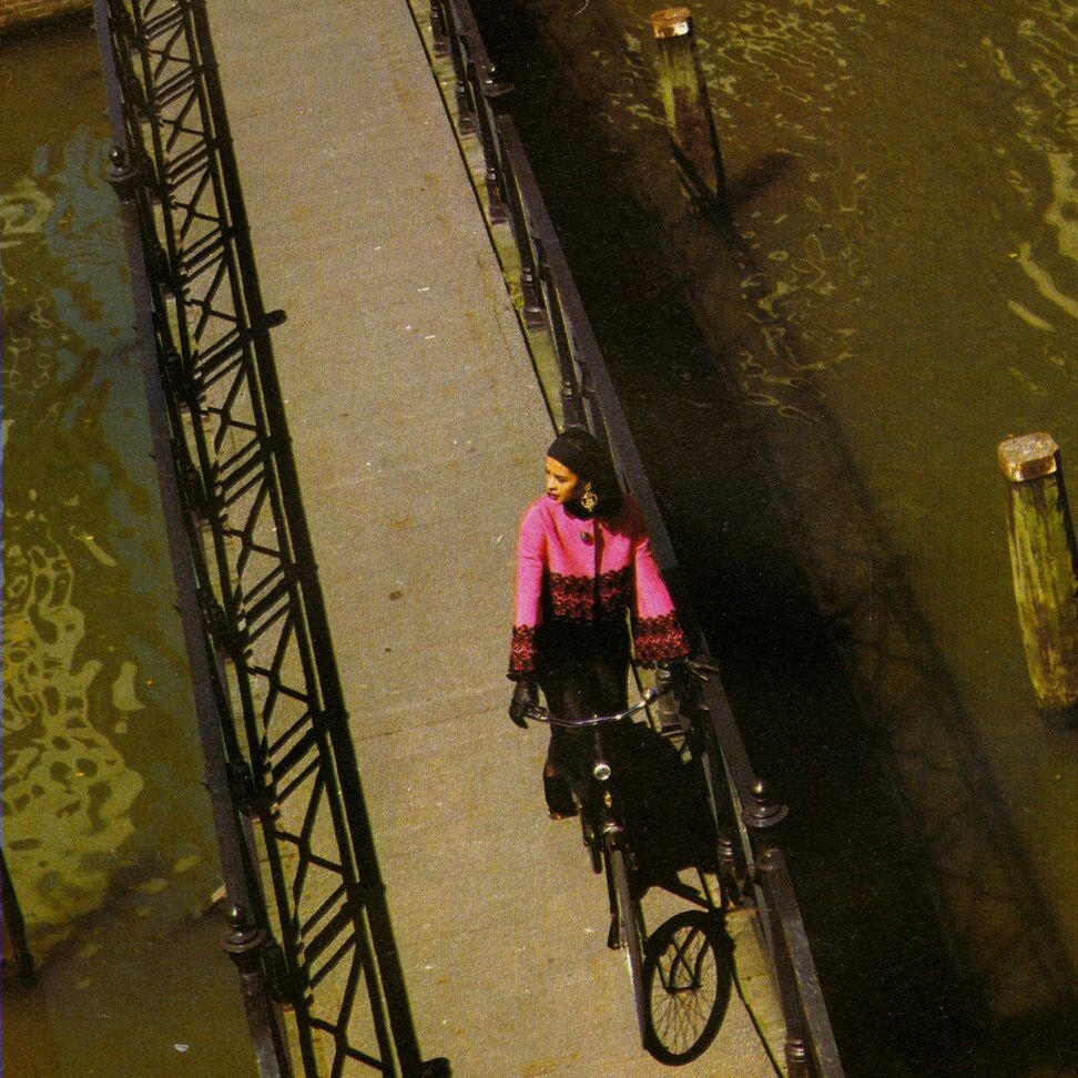 Красавицы на велосипедах, бабье лето на Херенграхте, Амстердам, для журнала Avenue, 1990 год. Фотограф Барт ван Леувен
