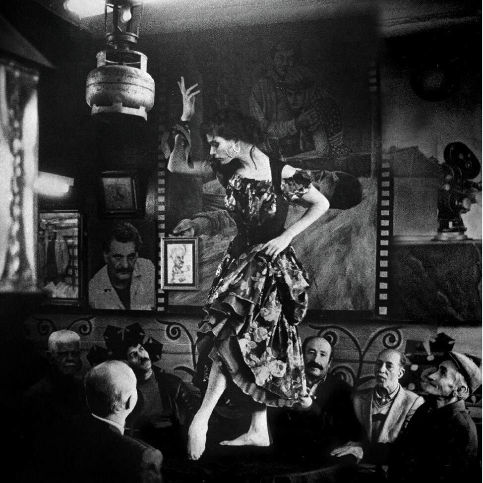 Танец на столе, Джерри-Ан для журнала Avenue в Тзигане, Турция, 1988 год. Фотограф Барт ван Леувен